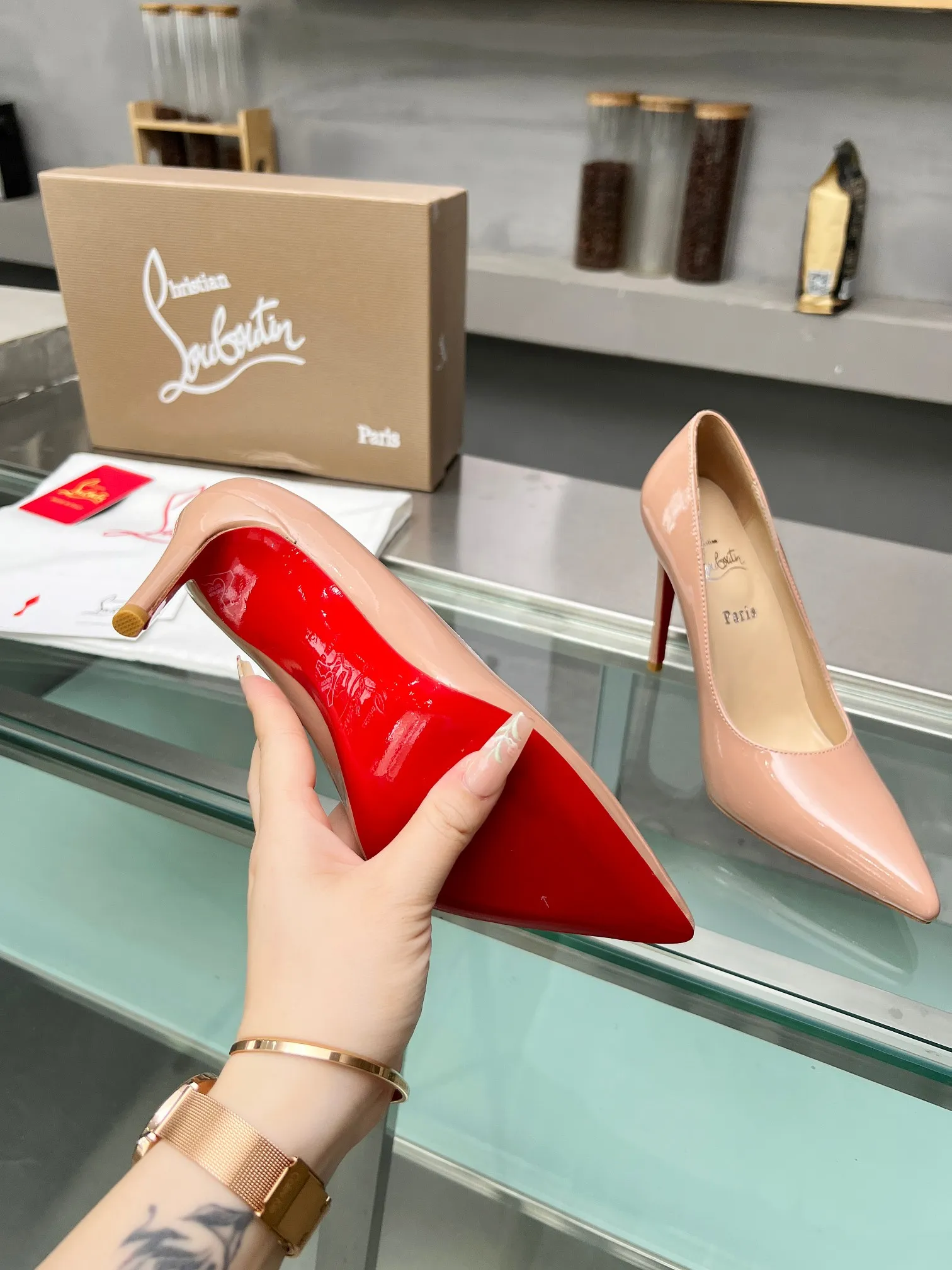 👟👟Ex-factory price 560👟👟 Women's shoes, women's clothing, Christian Louboutin CL red-soled shoes‖ Globally limited edition! Blessings from Las Vegas❤ Inspired by the colorful neon of Las Vegas🎆 Handmade, exquisite craftsmanship❗Collectible work❗ Absolutely eye-catching presence🌟 Transparent👟👟Factory price VC ironed with various crystal diamonds Very exquisite, too beautiful, too beautiful, too beautiful. Stiletto fashion sandals are simply irresistible. Sexy goddess releases invincible femininity. Gorgeous red bottom, just like the red carpet that the queen walks on when she ascends to the top. She is full of aura every minute. No matter in love or in the workplace, one hit is extremely attractive and full of femininity! Suitable for all kinds of gatherings 💎 Undefeated classic, all original one-to-one mold customization 🍳Fabric: original material 👟👟factory price VC/mesh 🍳Inner: imported soft sheepskin lining feet 🍳Outsole: original genuine leather sole 🍳Heel height: 3cm/8.5cm/10.5cm higher inside the flat bottom 🍳Color: gold, silver, black White 🍳Size: 35-39 (40/41/42/43 customized, non-refundable) Standard size 🍳Packing: with cloth bag, card